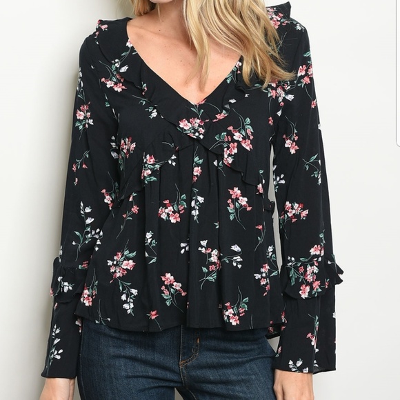 ❤316 Tops - Last 1  Ruffled top with delicate flowers